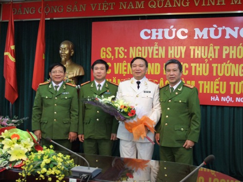 ...và tặng hoa tân Thiếu tướng Nguyễn Huy Thuật